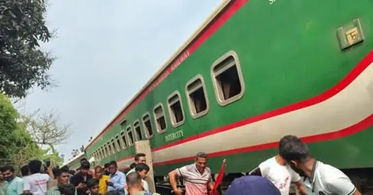 বগুড়া লাইনচ্যুত ট্রেন